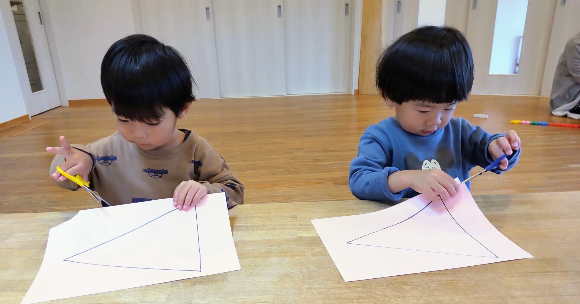 チョキチョキぺたぺた