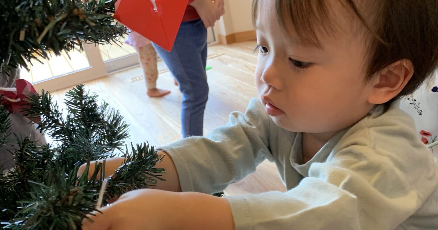 クリスマスツリーのかざりつけ