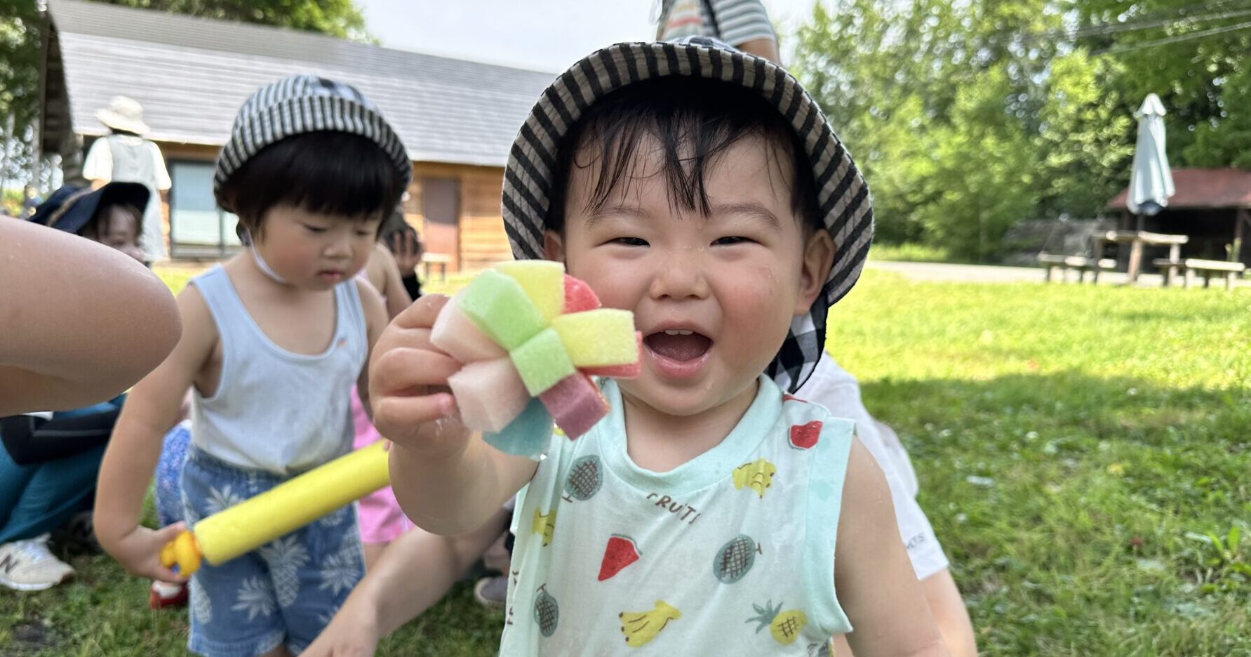 ひかげでのびのびみずあそび