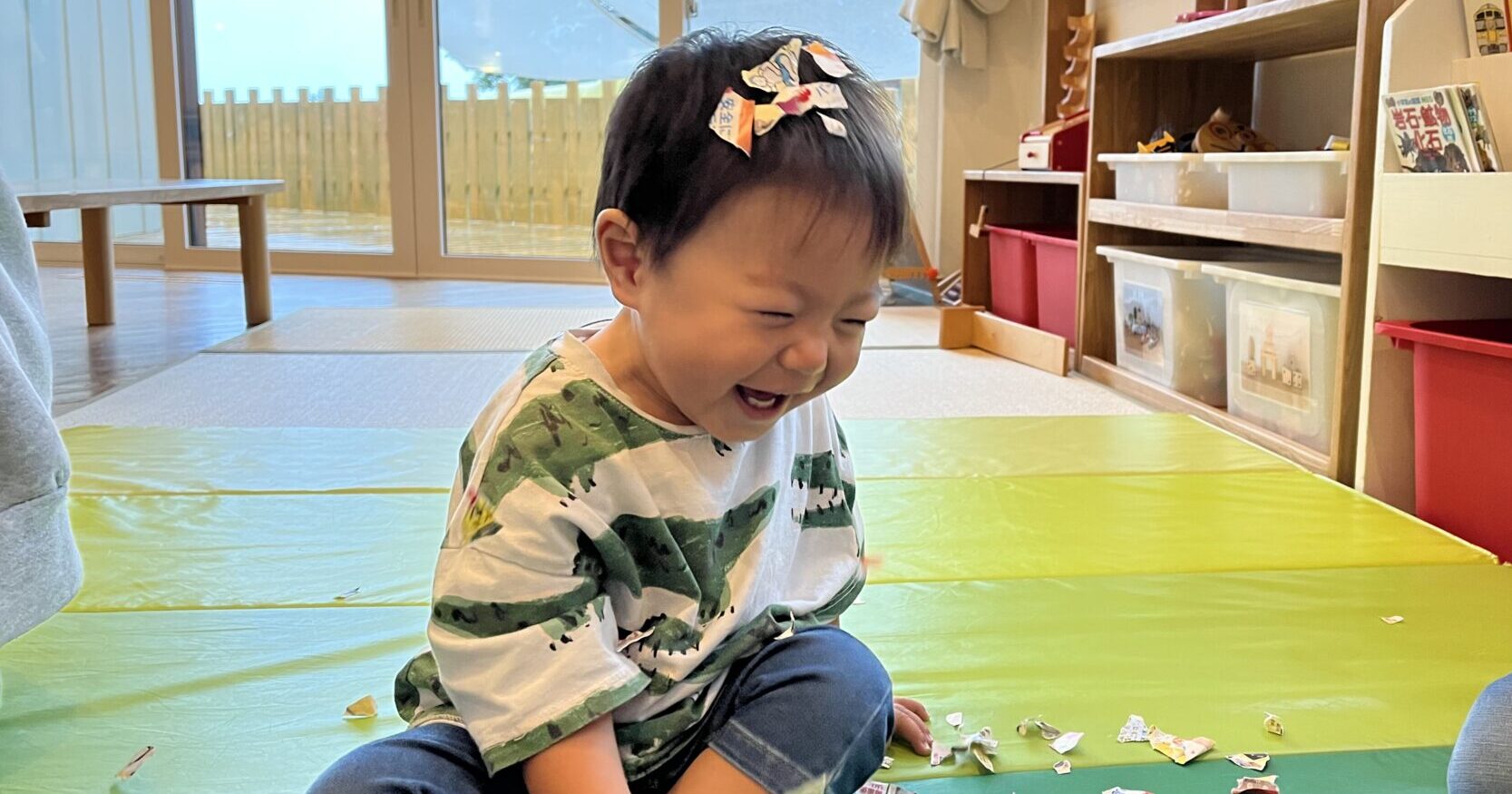 ビリビリグシャグシャしんぶんあそび