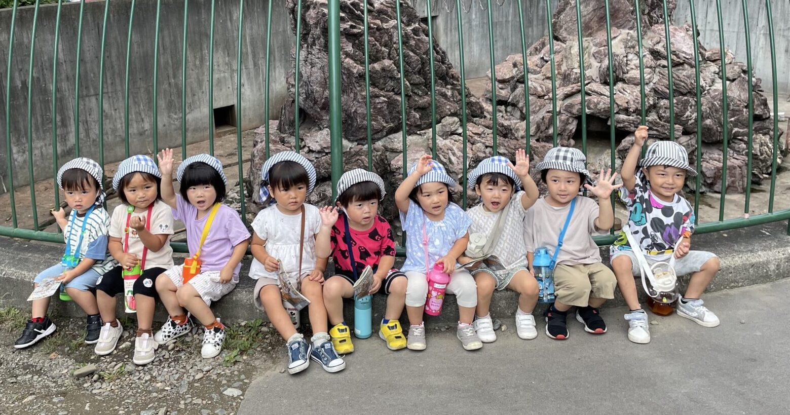 「いってきまーす！」『いってらっしゃーい！』