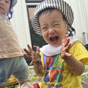 ２さいさっかー・０・１さいどろみずあそび